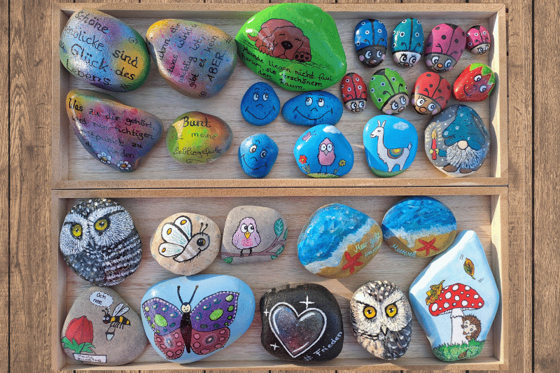 Tablett mit einer großen Auswahl meiner bemalten Steine für die Über mich Seite