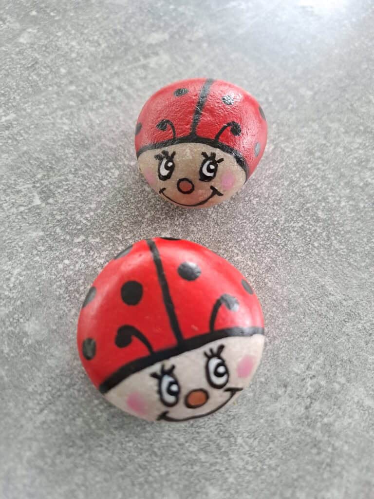 2er Set - kleine rote Glückskäfer - Marienkäfer, aus zwei Steinen wurden bemalte Käferchen