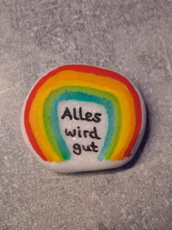 Alles wird gut Hosentaschen-Stein mit Regenbogen, ohne Organzabeutel, damit der aufgemalte Regenbogen und die Schrift besser zu sehen sind