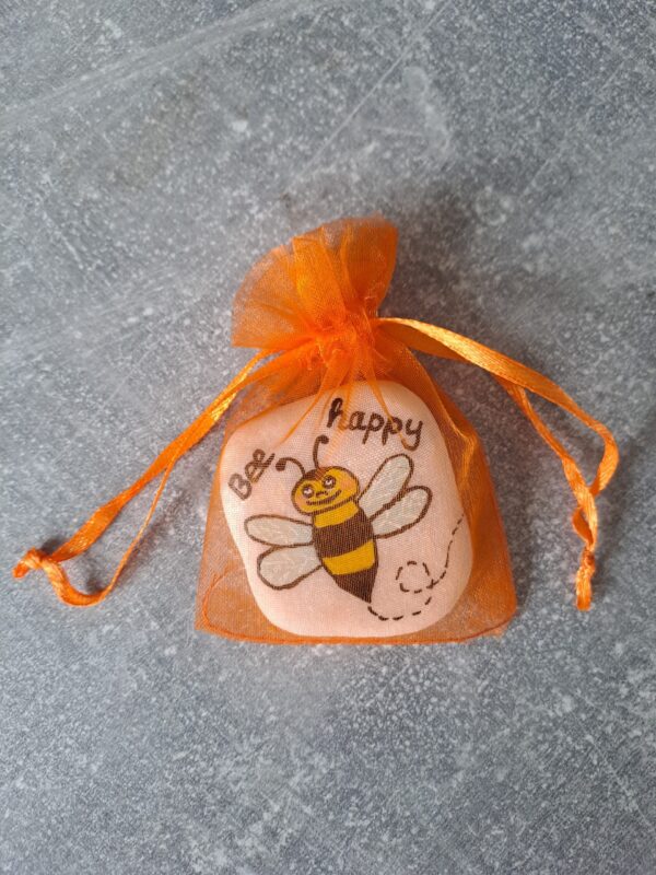 Glücksstein „Bee happy“ mit Biene für die Hosentasche, hier mit orangem Organzabeutelchen, bereits ideal als Geschenk verpackt