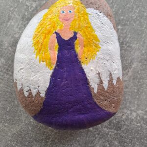 Großer Schutzengelstein lila, von mir handbemalt mit weißen Flügeln und blonden Haaren
