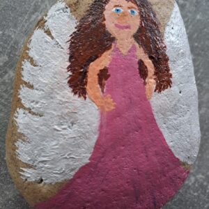 Großer Schutzengelstein pink, handbemalt mit pinkem Kleid, weißen Flügeln und braunen langen Haaren