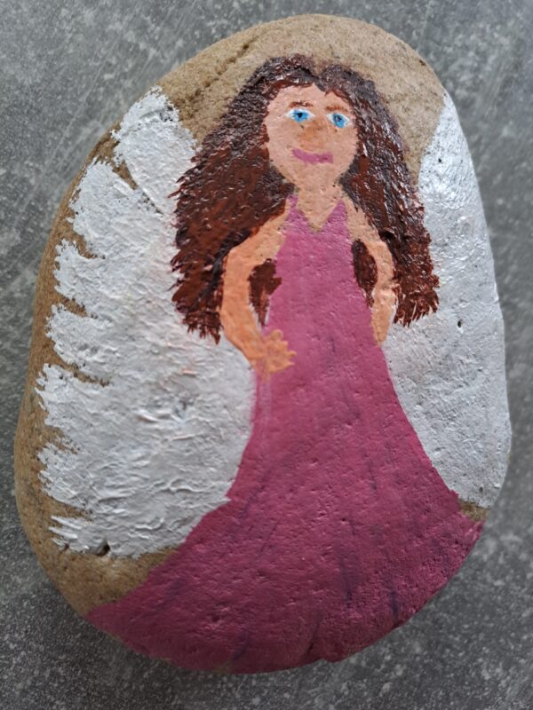 Großer Schutzengelstein pink, handbemalt mit pinkem Kleid, weißen Flügeln und braunen langen Haaren