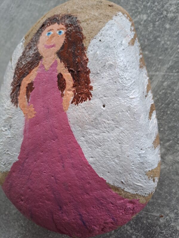 Großer Schutzengelstein pink, Ansicht von der Seite, damit man das, was man auf dem ersten Bild nicht im Blick hatte, sehen kann