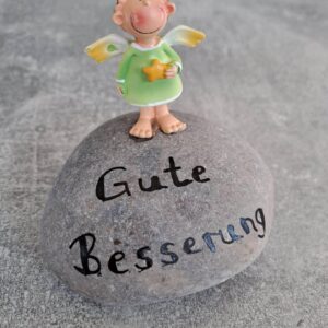 Gute Besserung - grüner Schutzengel - Glückskiesel mit Aufschrift in schwarzer Farbe