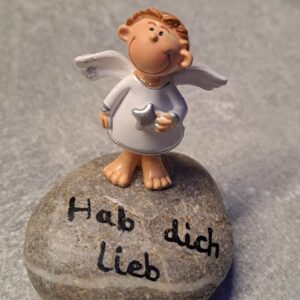 Kleiner grauer Stein mit weißem Streifen und Spruch Hab dich lieb - weißer Schutzengel