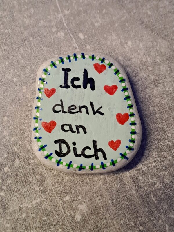 Ich denk an Dich Mutmacher für die Hosentasche, weißer Stein mit der genannten AUfschrift, mintgrüner Hintergrund, Strich-Punkt-Bordüre außenherum
