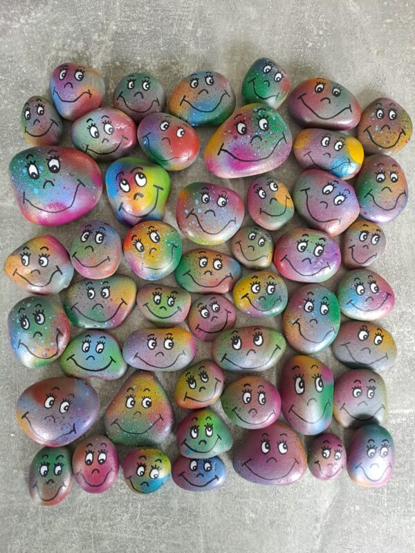 Schmunzelsteine, Viele kunterbunte Steine mit fröhlich lächelnden Gesichtern, beliebige Zusammenstellung zu einem 4er Set