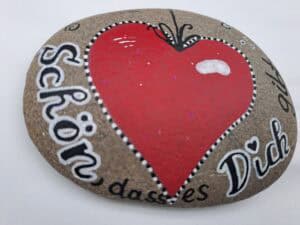 Schön, dass es Dich gibt Stein mit rotem Herz und schwarz-weißer Aufschrift