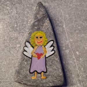 Schutzengelstein lila für die Hosentasche, blonder Engel mit kleinem roten Herz in der Hand