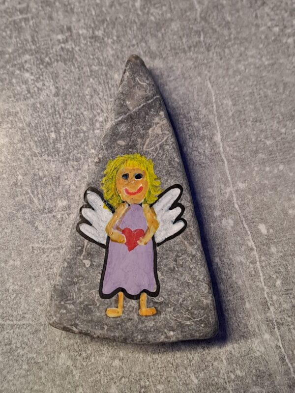 Schutzengelstein lila für die Hosentasche, blonder Engel mit kleinem roten Herz in der Hand