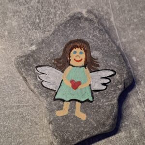 Schutzengelstein mintgrün für die Hosentasche, Engelchen mit kleinem roten Herz in der Hand