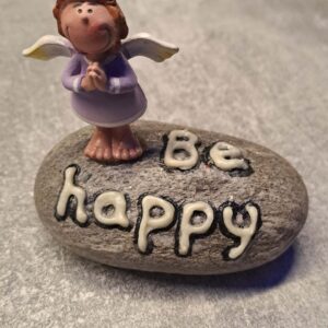 grauer Stein mit nachtleuchtendem Spruch be happy - lilafarbener Schutzengel nachtleuchtend