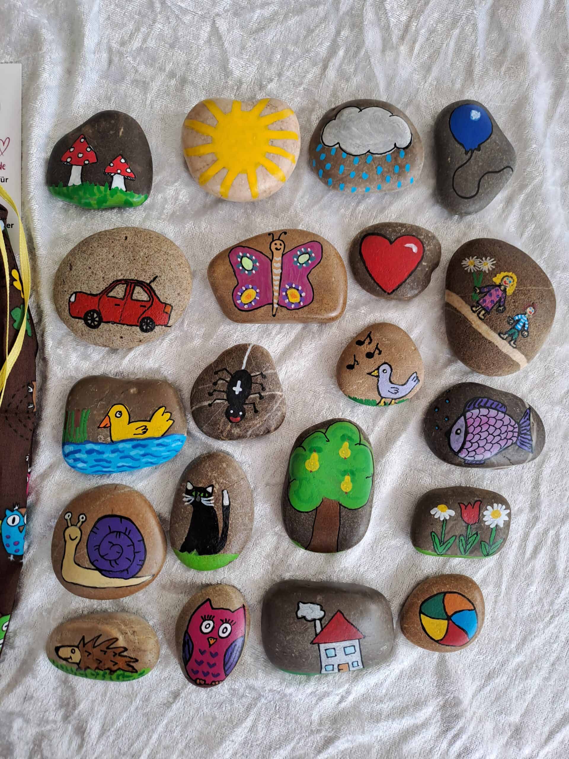Auf diesem Bild sind nur die 20 Erzählsteine mit den jeweiligen Motiven zu sehen