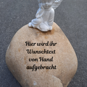 Großer Stein beige mit Engel und Wunschtext, der nur als Beispieltext bisher auf dem Foto zu sehen ist