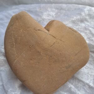 Herzstein beige auf weißem Hintergrund