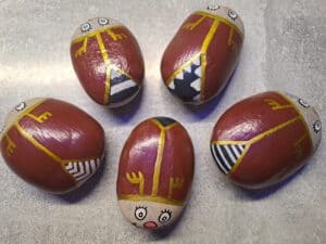 Maikäfer auf Stein malen, verschiedene Varianten