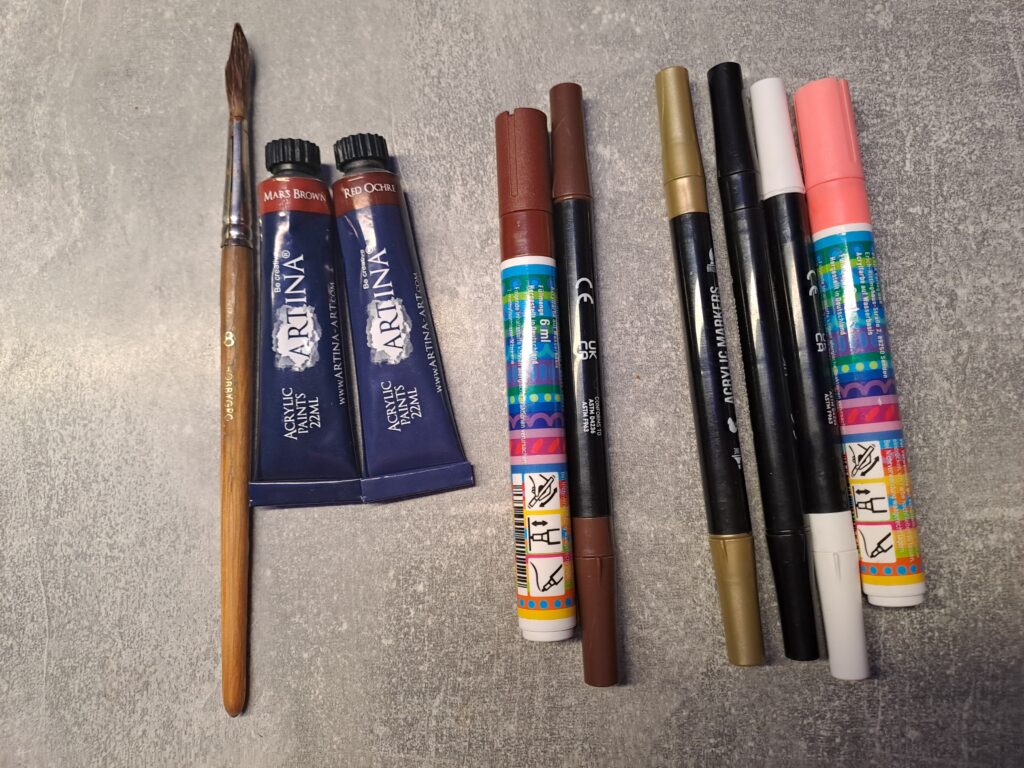 Maikäfer auf Stein malen, hier sieht man die benötigten Farben mit Pinsel oder als Acrylstifte