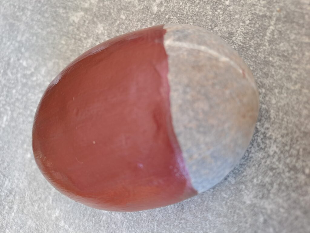 Maikäfer auf Stein malen, hier sieht man den ersten Schritt, 2/3 des Steines braun angemalt