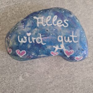 Alles wird gut Mutmacher Stein, blau marmoriert mit kleinen pinken Herzen verziert