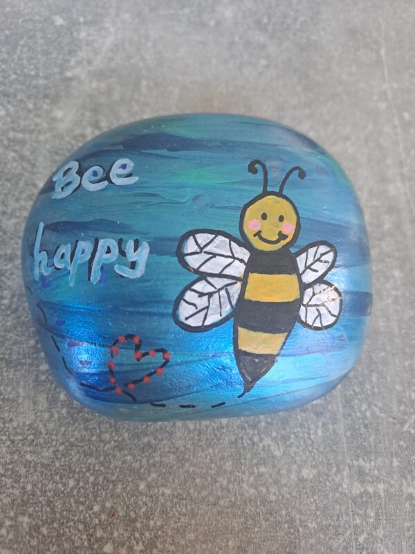 Bee happy Spruch-Stein mit Biene, blau metallic lackiert