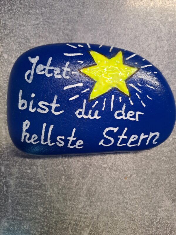Der hellste Stern Gedenkstein in dunkelblau mit nachtleuchtendem gelbem Stern und dem Spruch "Jetzt bist du der hellste Stern"