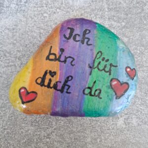 Ich bin für dich da Spruchstein bunt-metallicfarbig gestreift mit drei roten Herzen verziert