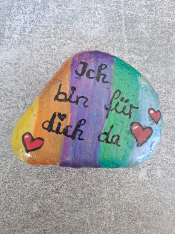 Ich bin für dich da Spruchstein bunt-metallicfarbig gestreift mit drei roten Herzen verziert