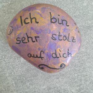 Lila-gold marmorierter Stein mit dem Spruch Ich bin stolz auf dich