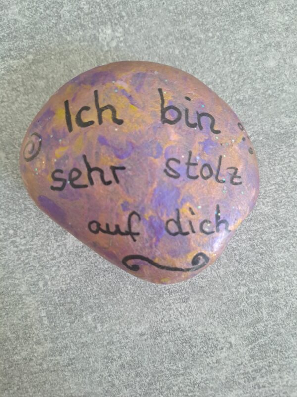 Lila-gold marmorierter Stein mit dem Spruch Ich bin stolz auf dich