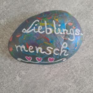 Lieblingsmensch Spruch-Stein, kunterbunt bemalt mit kleiner Herzbordüre unten