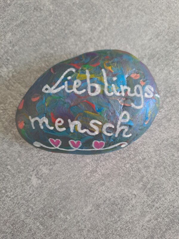 Lieblingsmensch Spruch-Stein, kunterbunt bemalt mit kleiner Herzbordüre unten