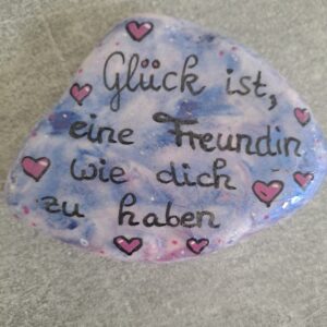 Lila marmorierter Spruchstein für deine beste Freundin mit der Aufschrift "Glück ist, eine Freundin wie dich zu haben", mit pinken Herzen verziert