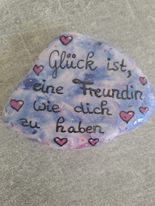 Lila marmorierter Spruchstein für deine beste Freundin mit der Aufschrift "Glück ist, eine Freundin wie dich zu haben", mit pinken Herzen verziert