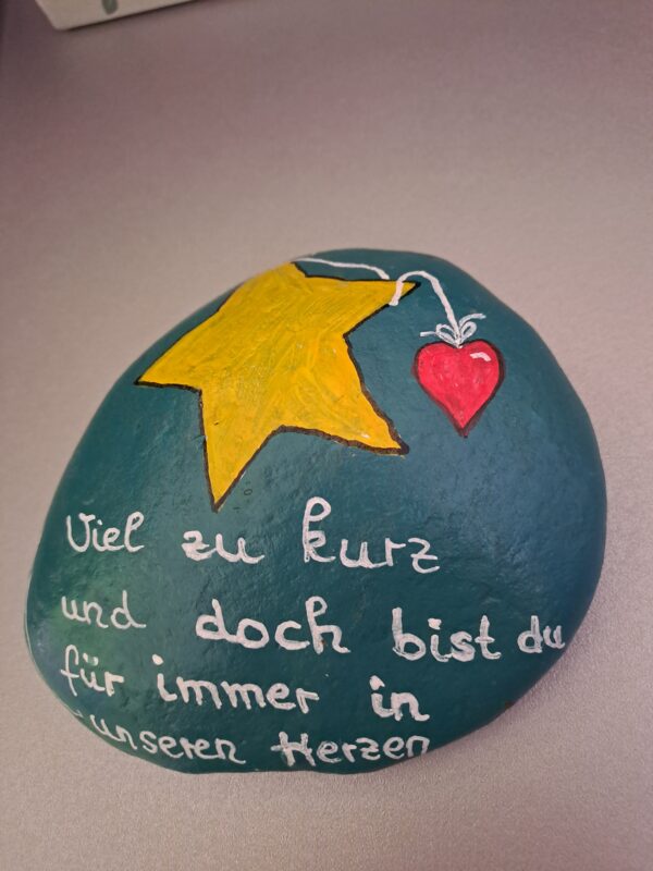 Sternenkinder Gedenkstein Viel zu kurz seitlichere Ansicht, damit man die rechte Seite besser sieht