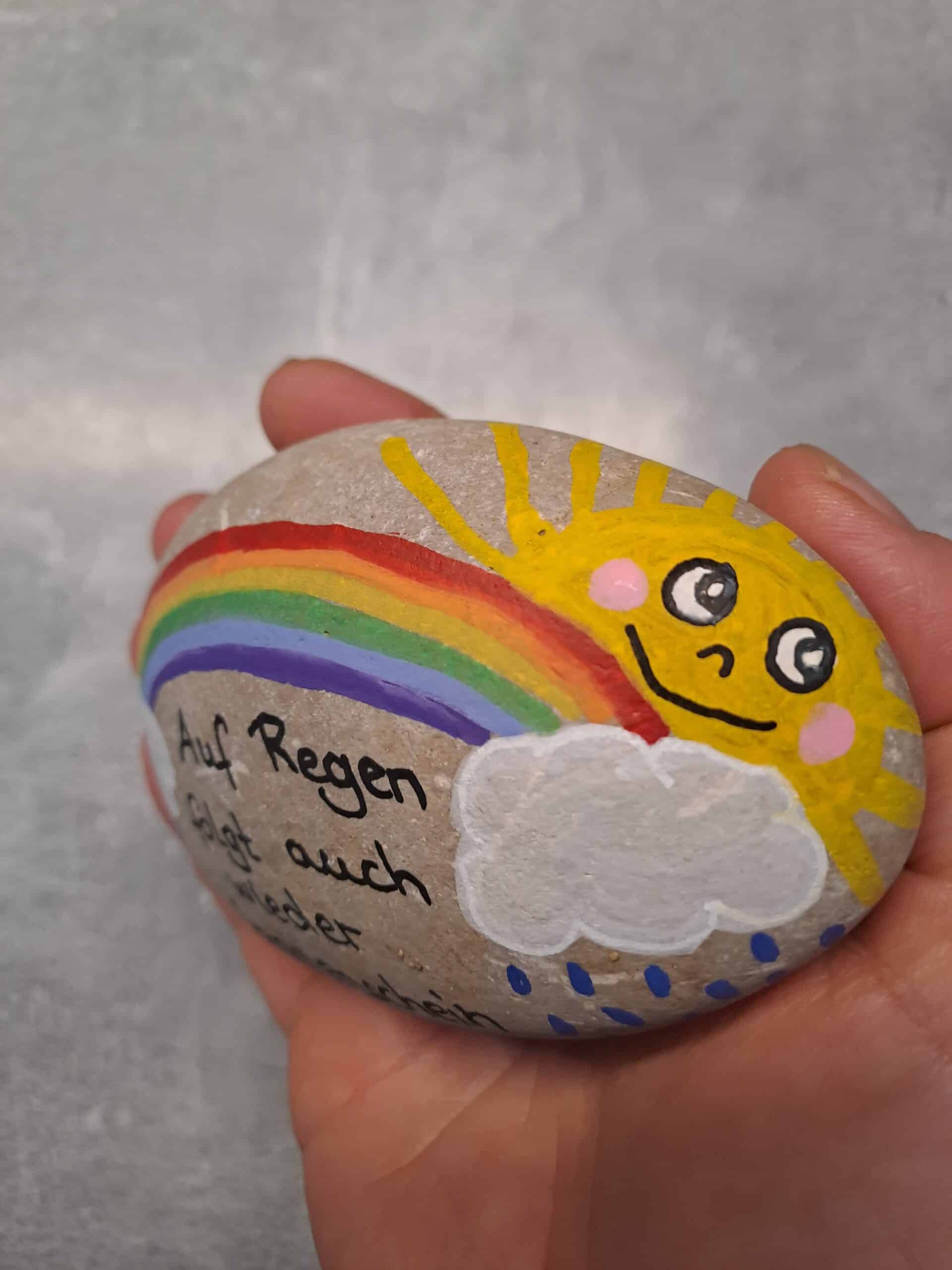 Auf Regen folgt Sonnenschein Spruchstein leicht seitlich gehalten, damit man die Sonne besser sieht