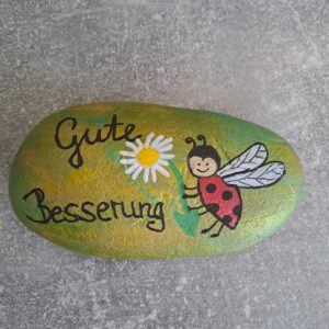 Gute Besserung Spruchstein Marienkäfer in grünmetallic mit Marienkäfer und Blume darauf