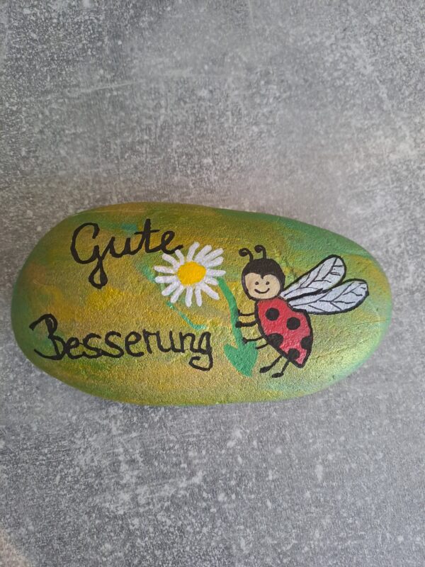 Gute Besserung Spruchstein Marienkäfer in grünmetallic mit Marienkäfer und Blume darauf