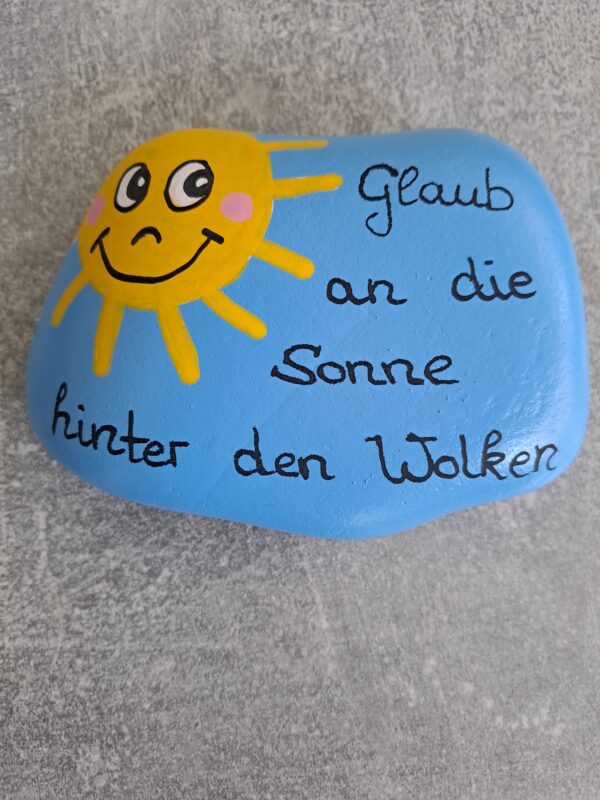Sonnenstrahlen Spruchstein_Glaub an die Sonne hinter den Wolken