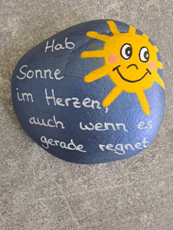 Sonnenstrahlen Spruchstein mit dem Text Hab Sonne im Herzen auch wenn es gerade regnet