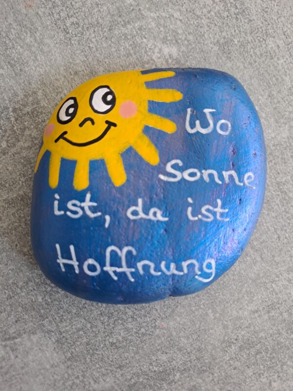 Sonnenstrahlen Spruchstein mit dem Text Wo Sonne ist, da ist Hoffnung