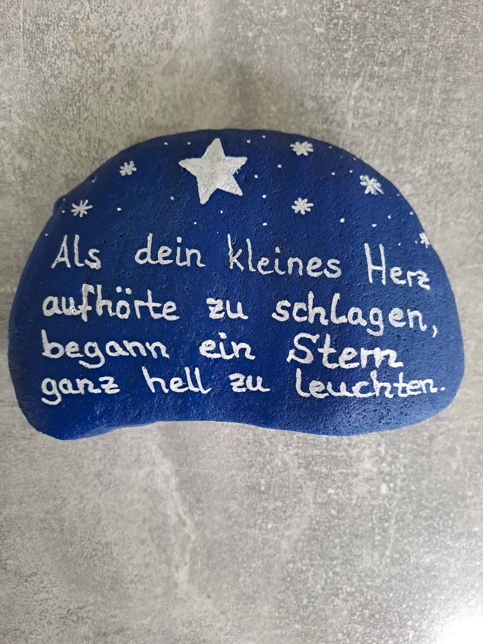 Als dein kleines Herz aufhörte zu schlagen Gedenkstein Sternenkind dunkelblau mit weißen Sternen verziert, Stein liegend