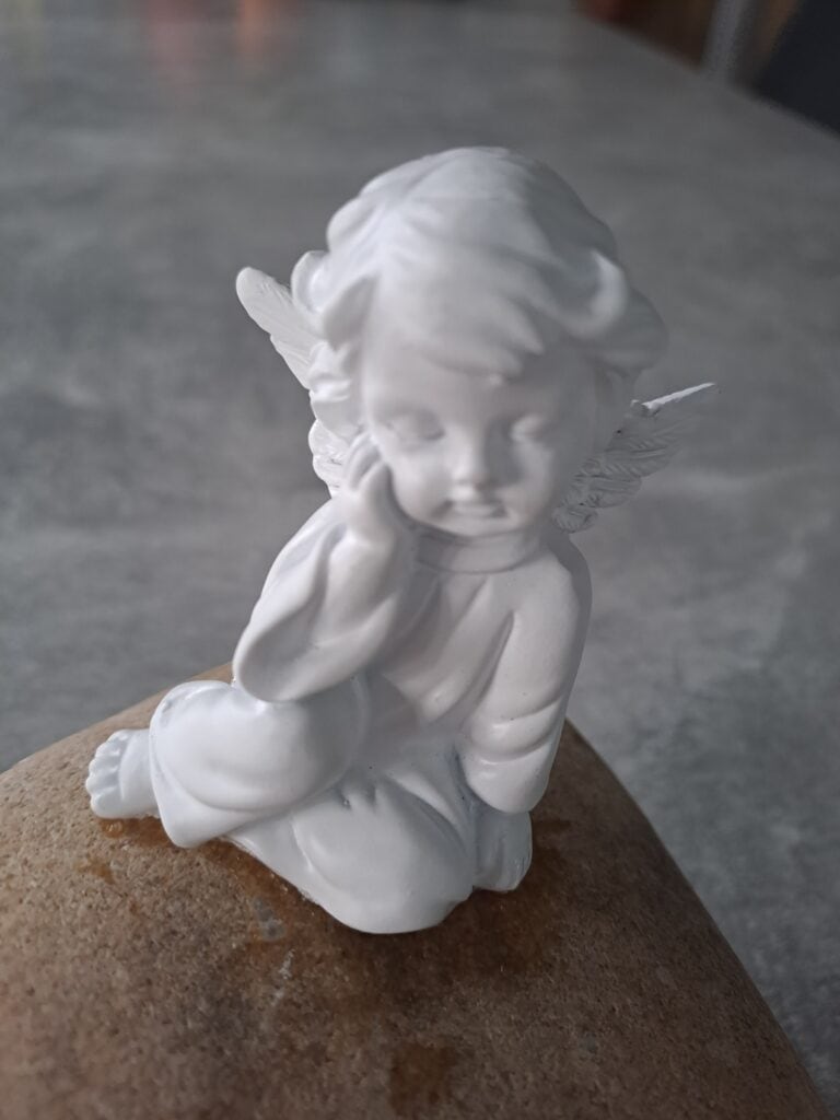 Engelfigur auf Stein