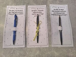 Stift-Geschenke zum Ausdrucken: Drei Sprüche auf einer Vorlage, schnell gedruckt, ausgeschnitten und ideal als kleine Aufmerksamkeit. hier auf weißem Papier