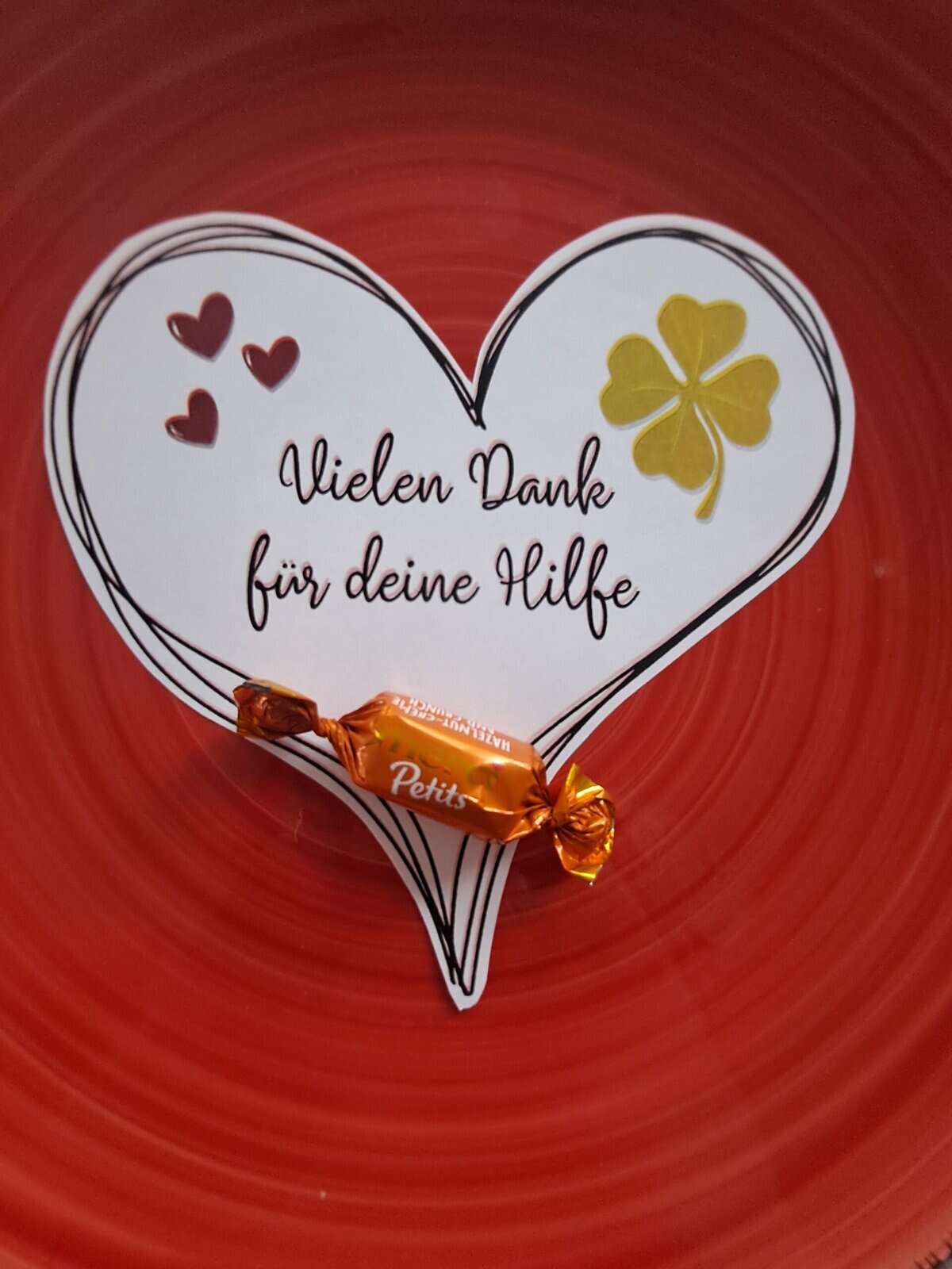 Herzensgruß „Vielen Dank für deine Hilfe“ – PDF-Druckvorlage schön auf einem großen roten Teller platziert