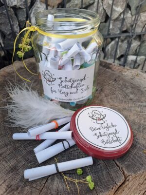 DIY-Sprücheset „Schutzengel-Botschaften für Herz und Seele schön in einem Glas dekoriert mit Feder als Deko und gelbem Band am Glas