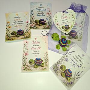 Caria – Geschenk für einen besonderen Menschen in Form von 4 Kärtchen, auf denen die gehäkelte Schildkröte und ein schöner Spruch abgebildet sind, die gehäkelte Schildkröte mit buntem Panzer und grünem Kopf sowie Flossen, die mittendrin sitzt, alles ist verpackt in einem passenden Organzabeutel