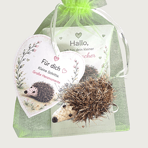 Mutmacher Set mit gehäkeltem Igel-Schlüsselanhänger enthält 12 stärkende Spruchkärtchen rund um Mut, Selbstfürsorge, Grenzen, Selbstwert und Zuversicht sowie eine Vorstellungskarte. Auf der Rückseite des Herzanhängers aus Papier ist Platz für ein paar persönliche Worte